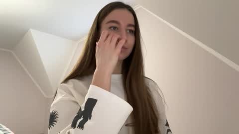 Snapshot of emberfamn chatting on 01-06-26, 01:15 Alina online show from 01-06-26, 01:15