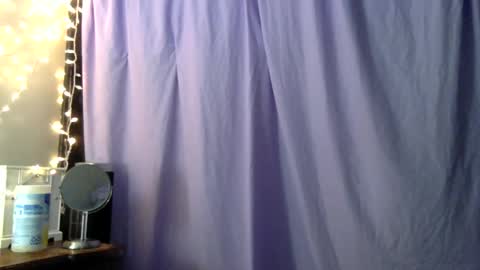 Snapshot of emberlo_ol chatting on 12-12-24, 12:05 Ember online show from 12-12-24, 12:05