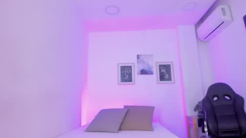 Snapshot of emelie_89 chatting on 01-10-25, 11:43 emelie_89 online show from 01-10-25, 11:43