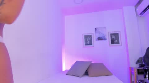 Snapshot of emelie_89 chatting on 02-08-25, 11:44 emelie_89 online show from 02-08-25, 11:44