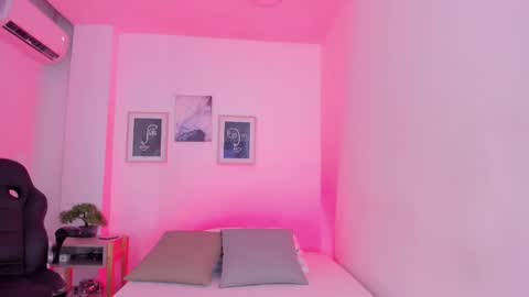 Snapshot of emelie_89 chatting on 02-11-25, 12:16 emelie_89 online show from 02-11-25, 12:16