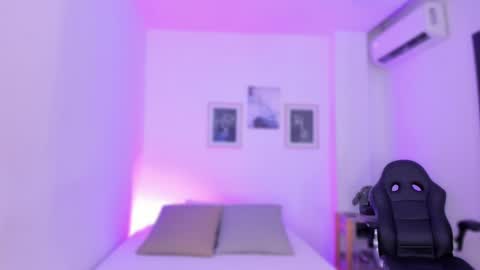 Snapshot of emelie_89 chatting on 02-12-25, 11:40 emelie_89 online show from 02-12-25, 11:40