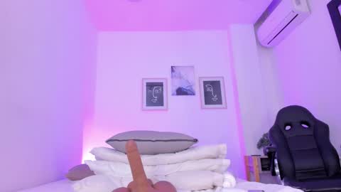 Snapshot of emelie_89 chatting on 02-12-25, 02:43 emelie_89 online show from 02-12-25, 02:43