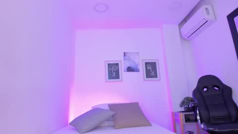Snapshot of emelie_89 chatting on 02-19-25, 12:22 emelie_89 online show from 02-19-25, 12:22