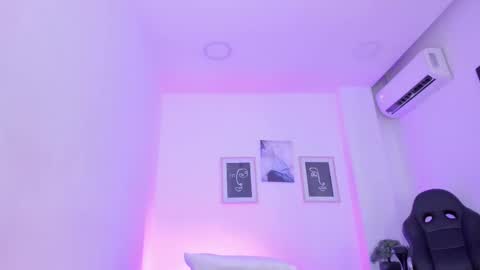 Snapshot of emelie_89 chatting on 02-19-25, 03:27 emelie_89 online show from 02-19-25, 03:27