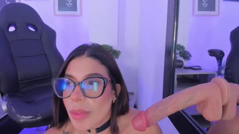 Snapshot of emelie_89 chatting on 03-03-25, 06:22 emelie_89 online show from 03-03-25, 06:22