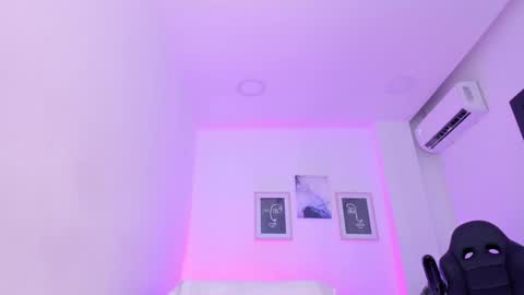 Snapshot of emelie_89 chatting on 03-05-25, 06:23 emelie_89 online show from 03-05-25, 06:23