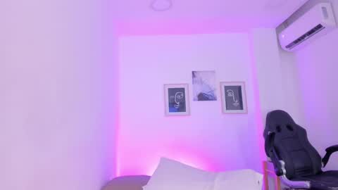 Snapshot of emelie_89 chatting on 03-07-25, 03:07 emelie_89 online show from 03-07-25, 03:07