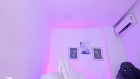 Snapshot of emelie_89 chatting on 03-08-25, 03:24 emelie_89 online show from 03-08-25, 03:24