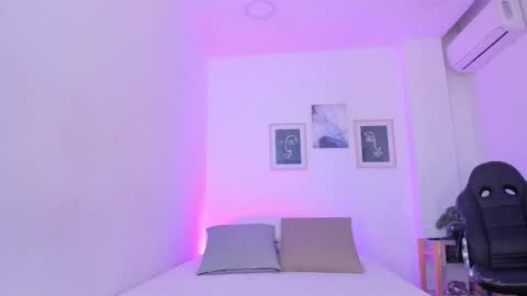 Snapshot of emelie_89 chatting on 03-10-25, 11:53 emelie_89 online show from 03-10-25, 11:53