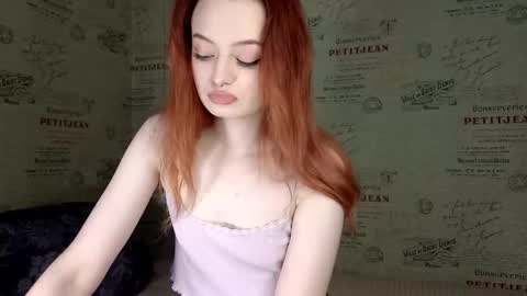 Snapshot of emi_less chatting on 10-19-25, 04:40 Emi online show from 10-19-25, 04:40