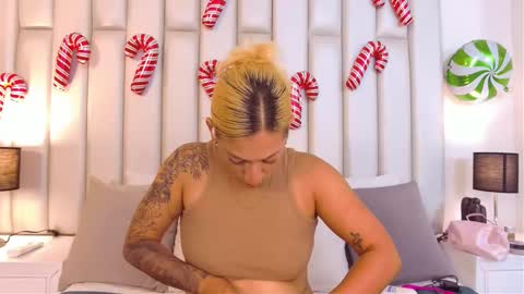 Snapshot of emiily_roberts1 chatting on 12-18-25, 03:12 EMILY ROBERTS online show from 12-18-25, 03:12