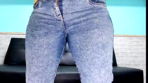 Snapshot of emiily_smile chatting on 03-06-25, 11:36 Emily online show from 03-06-25, 11:36