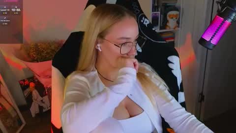 Snapshot of emili1_bc chatting on 09-20-25, 06:42 Emili online show from 09-20-25, 06:42