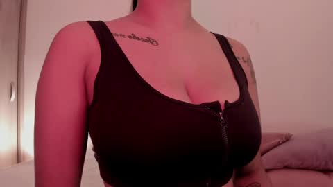 Snapshot of emilia_ghendle chatting on 12-30-24, 02:19 Emilia Big Boobs online show from 12-30-24, 02:19