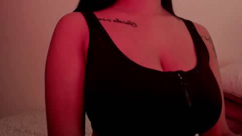 Snapshot of emilia_ghendle chatting on 01-21-25, 02:33 Emilia Big Boobs online show from 01-21-25, 02:33