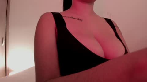 Snapshot of emilia_ghendle chatting on 01-28-25, 01:16 Emilia Big Boobs online show from 01-28-25, 01:16