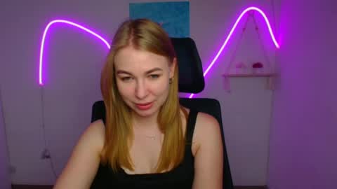 Snapshot of emilia_ilia chatting on 06-19-26, 11:36 Emilia online show from 06-19-26, 11:36
