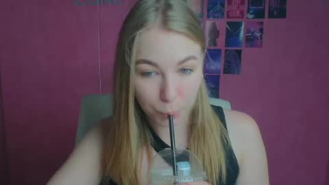 Snapshot of emilia_ilia chatting on 06-23-26, 05:49 Emilia online show from 06-23-26, 05:49