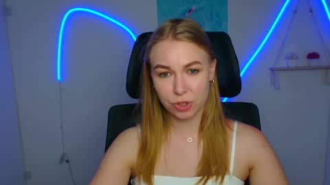 Snapshot of emilia_ilia chatting on 06-29-26, 05:25 Emilia online show from 06-29-26, 05:25