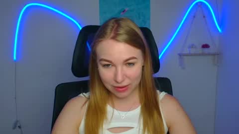 Snapshot of emilia_ilia chatting on 06-30-26, 05:41 Emilia online show from 06-30-26, 05:41