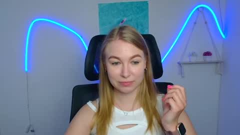 Snapshot of emilia_ilia chatting on 07-13-26, 05:32 Emilia online show from 07-13-26, 05:32
