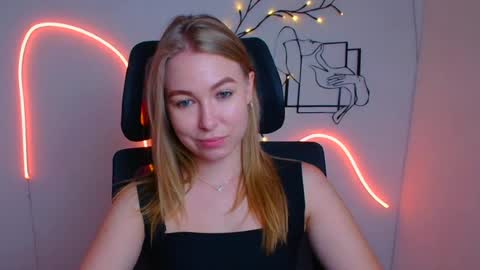 Snapshot of emilia_ilia chatting on 07-19-26, 05:22 Emilia online show from 07-19-26, 05:22