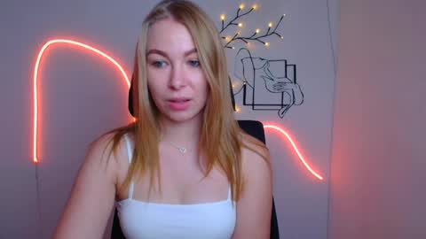 Snapshot of emilia_ilia chatting on 07-22-26, 05:43 Emilia online show from 07-22-26, 05:43