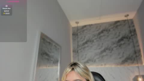 Snapshot of emilly_mell chatting on 12-19-25, 11:17 emilly_mell online show from 12-19-25, 11:17