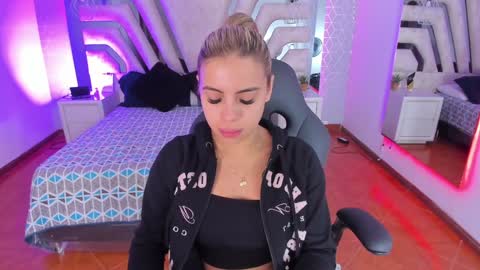 Snapshot of emily_ellen chatting on 12-27-24, 10:34 Emily online show from 12-27-24, 10:34