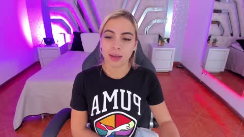 Snapshot of emily_ellen chatting on 01-14-25, 10:48 Emily online show from 01-14-25, 10:48