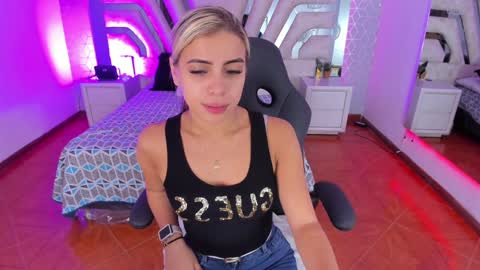 Snapshot of emily_ellen chatting on 01-15-25, 10:27 Emily online show from 01-15-25, 10:27