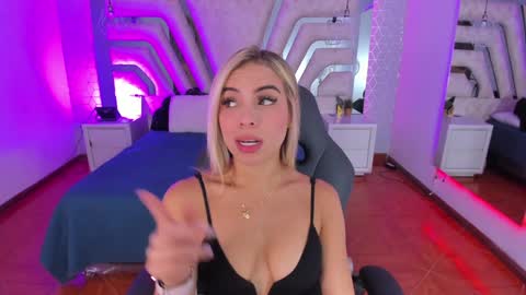 Snapshot of emily_ellen chatting on 01-18-25, 10:39 Emily online show from 01-18-25, 10:39