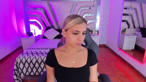 Snapshot of emily_ellen chatting on 01-28-25, 10:34 Emily online show from 01-28-25, 10:34