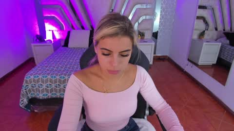 Snapshot of emily_ellen chatting on 01-30-25, 10:29 Emily online show from 01-30-25, 10:29