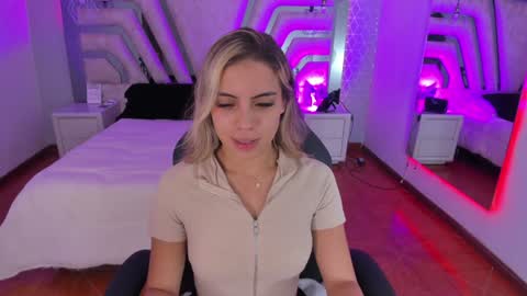 Snapshot of emily_ellen chatting on 02-06-25, 10:37 Emily online show from 02-06-25, 10:37