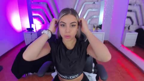 Snapshot of emily_ellen chatting on 03-06-25, 10:30 Emily online show from 03-06-25, 10:30
