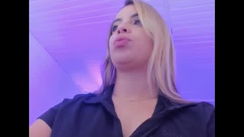 Snapshot of emily_ellen chatting on 10-06-25, 11:07 Emily online show from 10-06-25, 11:07