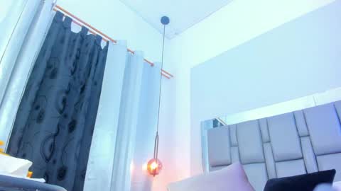 Snapshot of emily_gil1 chatting on 01-10-25, 04:51 Emi online show from 01-10-25, 04:51