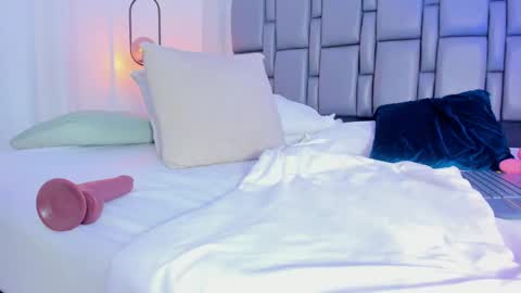 Snapshot of emily_gil1 chatting on 02-15-25, 05:28 Emi online show from 02-15-25, 05:28