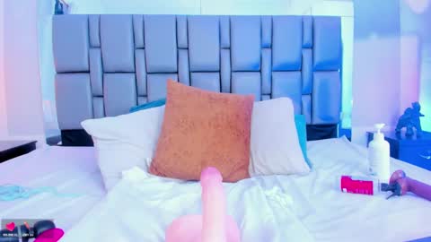 Snapshot of emily_gil1 chatting on 02-20-25, 05:29 Emi online show from 02-20-25, 05:29