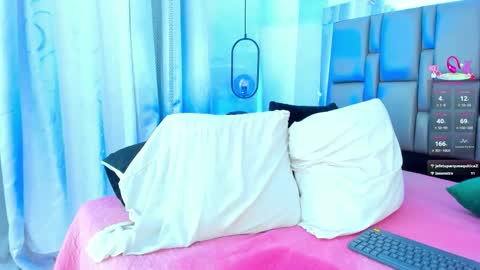 Snapshot of emily_gil1 chatting on 10-11-25, 05:22 Emi online show from 10-11-25, 05:22