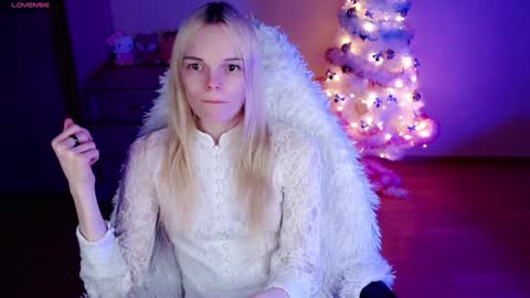 Snapshot of emily_nyaffe chatting on 12-22-24, 09:31 Lia online show from 12-22-24, 09:31