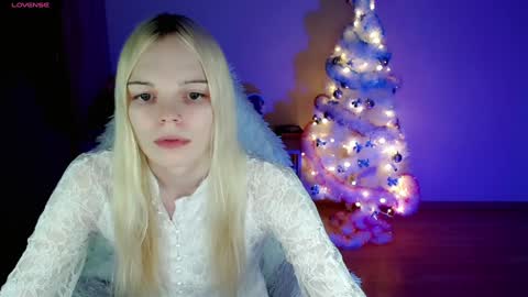 Snapshot of emily_nyaffe chatting on 12-26-24, 10:20 Lia online show from 12-26-24, 10:20