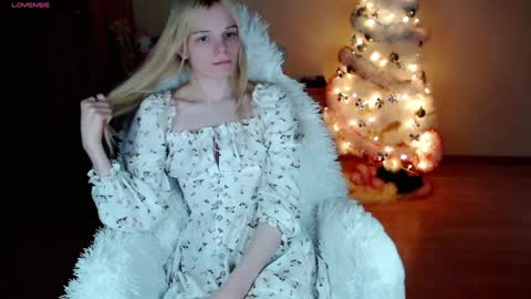 Snapshot of emily_nyaffe chatting on 01-08-25, 12:28 Lia online show from 01-08-25, 12:28