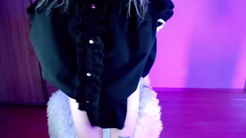 Snapshot of emily_nyaffe chatting on 01-28-25, 11:50 Lia online show from 01-28-25, 11:50