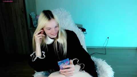 Snapshot of emily_nyaffe chatting on 02-09-25, 11:25 Lia online show from 02-09-25, 11:25