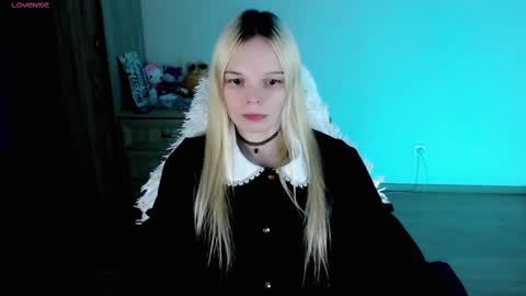 Snapshot of emily_nyaffe chatting on 02-10-25, 11:23 Lia online show from 02-10-25, 11:23