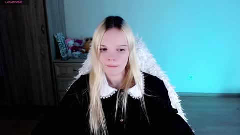 Snapshot of emily_nyaffe chatting on 02-11-25, 11:44 Lia online show from 02-11-25, 11:44