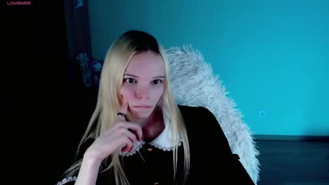 Snapshot of emily_nyaffe chatting on 02-12-25, 02:45 Lia online show from 02-12-25, 02:45
